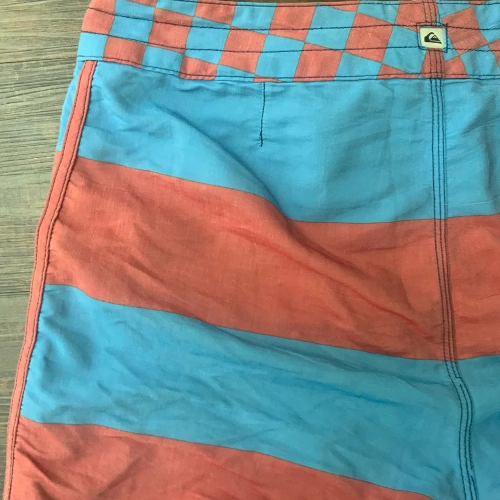 Men's Quiksilver Board Shorts Red And Blue Stripes Checkered Size 30 - Picture 8 of 12